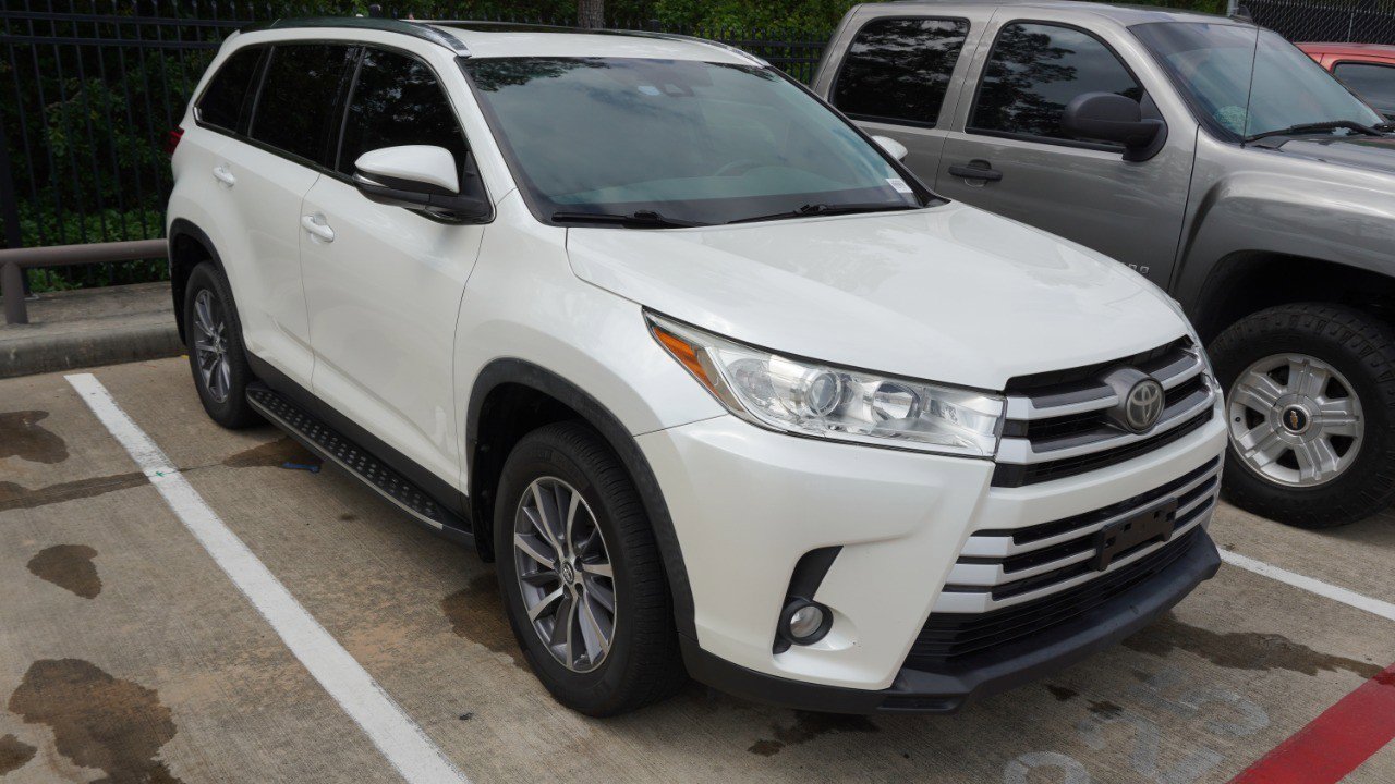 Used 2019 Toyota Highlander XLE FWD image 3