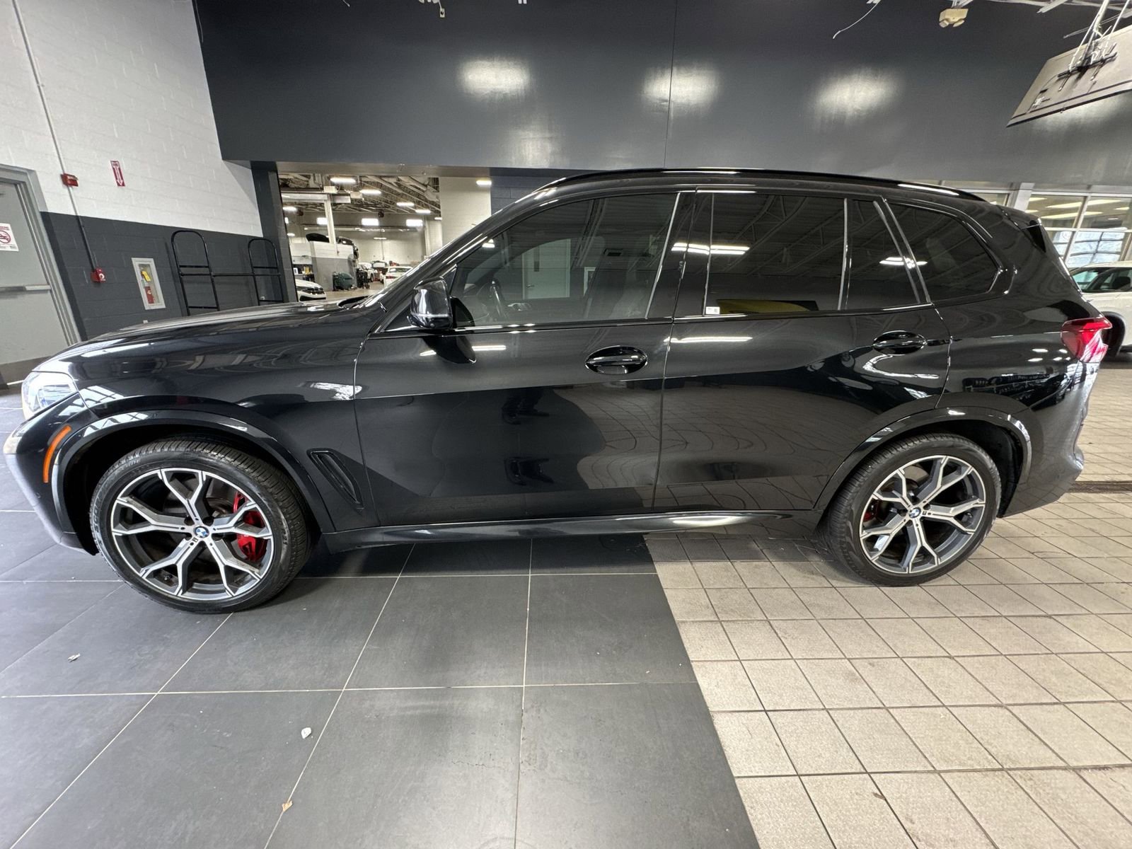 Used 2021 BMW X5 M50i w/ Executive Package image 36