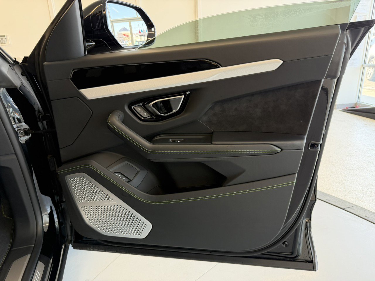 Used 2022 Lamborghini Urus image 54