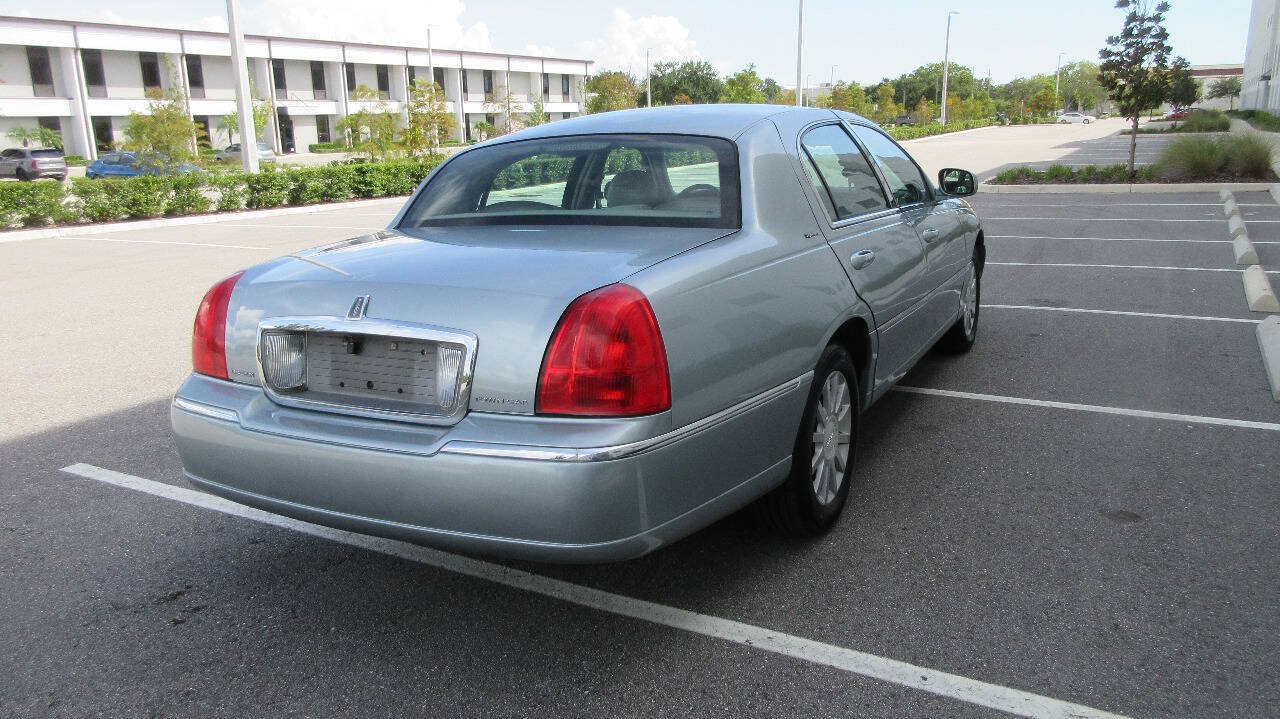 Used 2007 Lincoln Town Car Signature RWD image 5