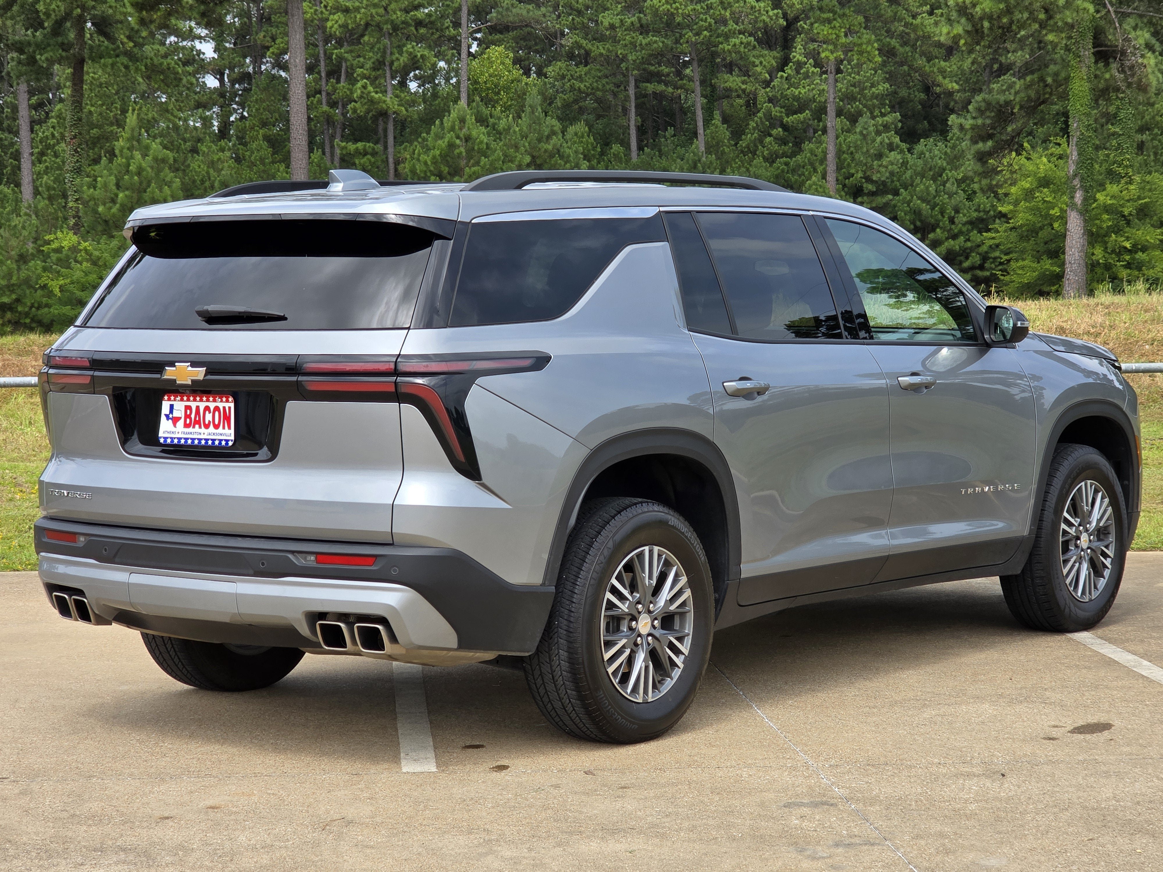 Used 2025 Chevrolet Traverse LT FWD image 4