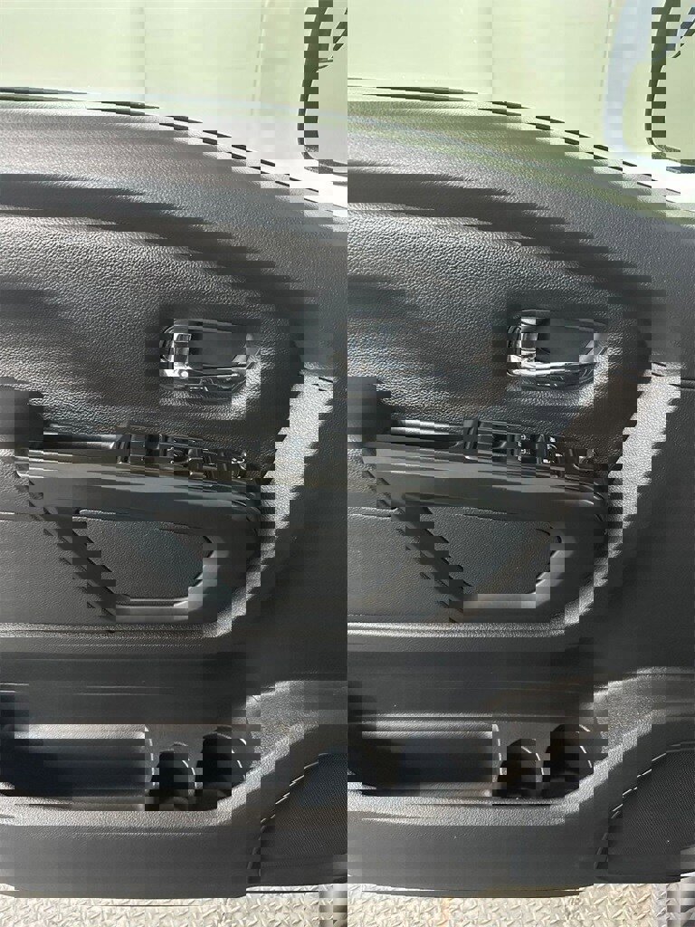 Used 2019 Nissan Titan SV w/ SV Convenience Package image 9