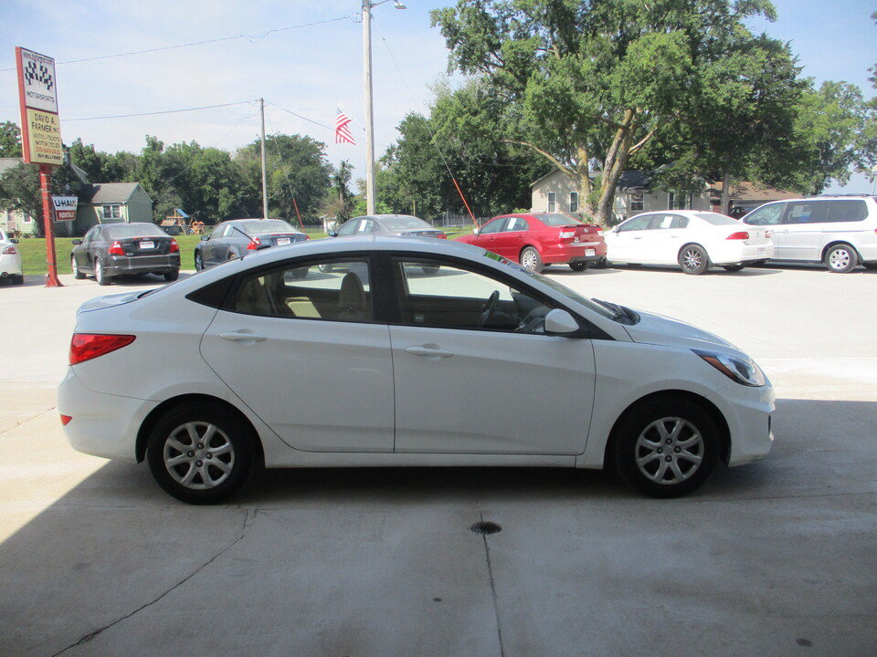 Used 2014 Hyundai Accent GLS FWD image 2