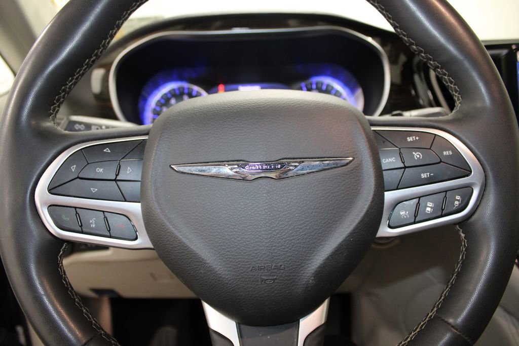 Used 2023 Chrysler Pacifica Limited FWD image 29