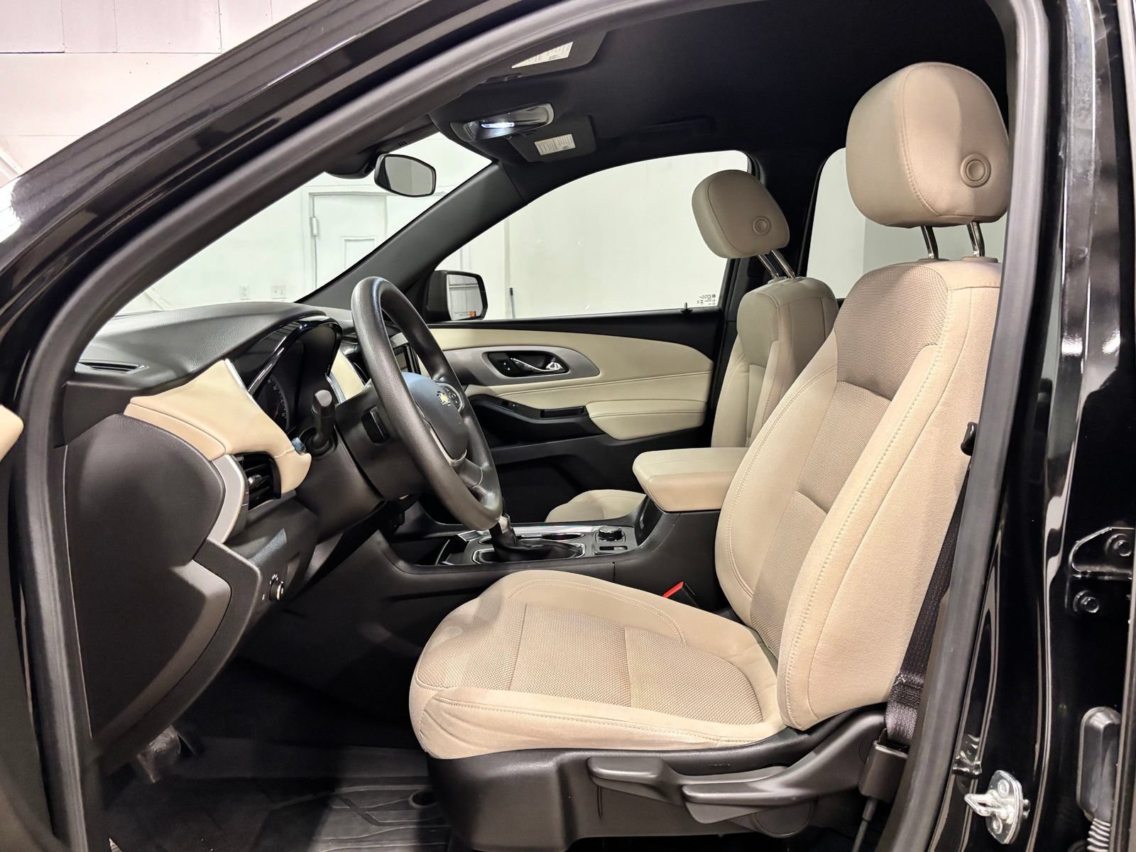 Used 2023 Chevrolet Traverse LS FWD image 16