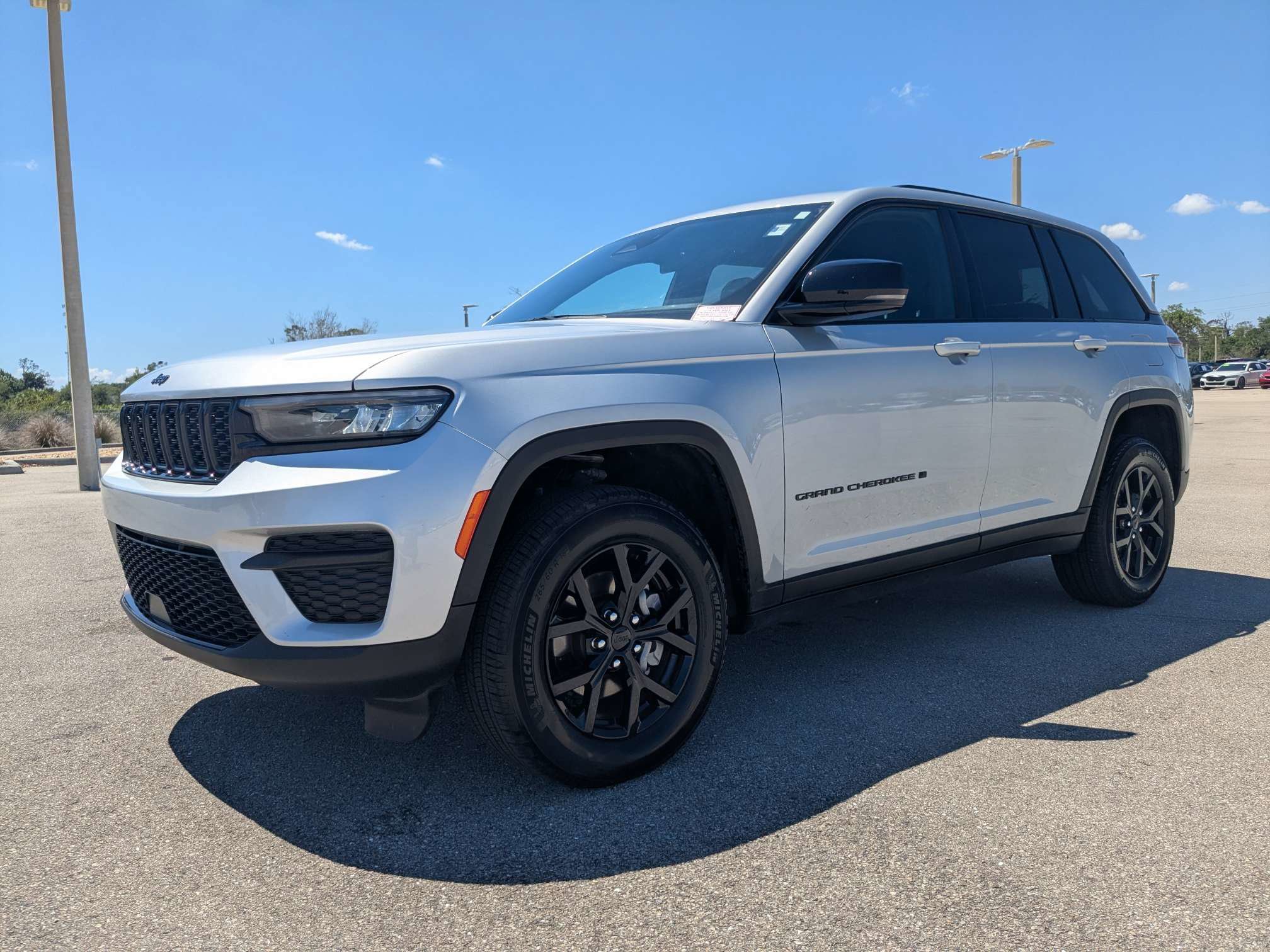 Used 2025 Jeep Grand Cherokee Altitude AWD/4WD image 9