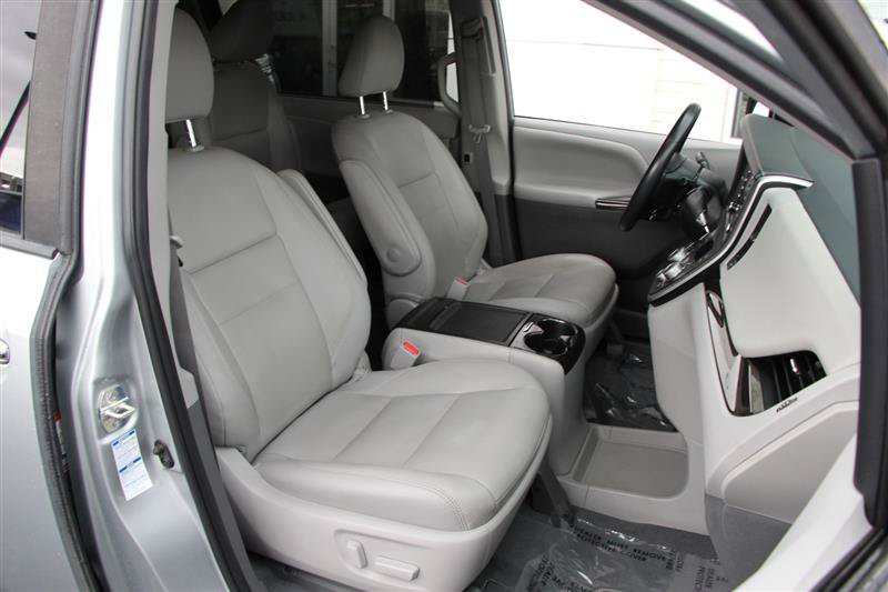 Used 2020 Toyota Sienna XLE w/ XLE Navigation Package AWD/4WD image 17