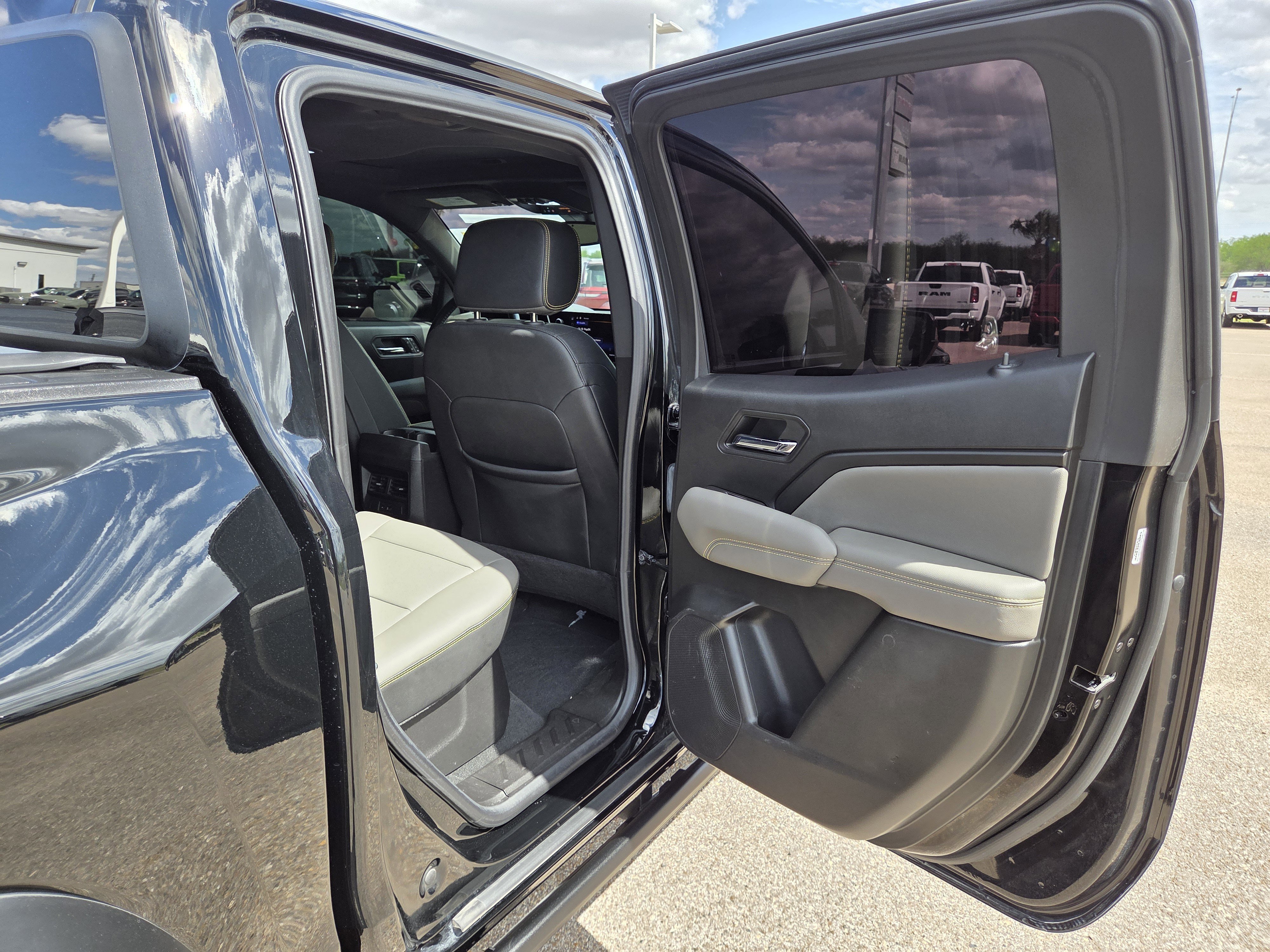 Used 2024 Chevrolet Colorado ZR2 w/ ZR2 Convenience Package III image 16