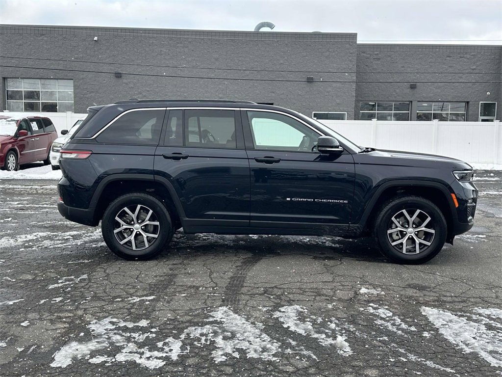 Used 2024 Jeep Grand Cherokee Limited image 2