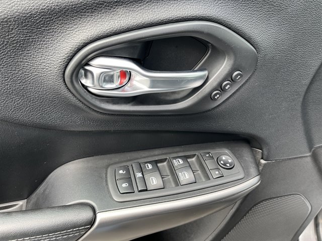 Used 2020 Jeep Cherokee Limited AWD/4WD image 19
