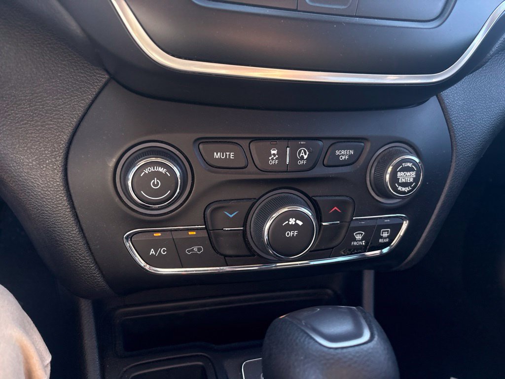 Used 2020 Jeep Cherokee Latitude FWD image 36