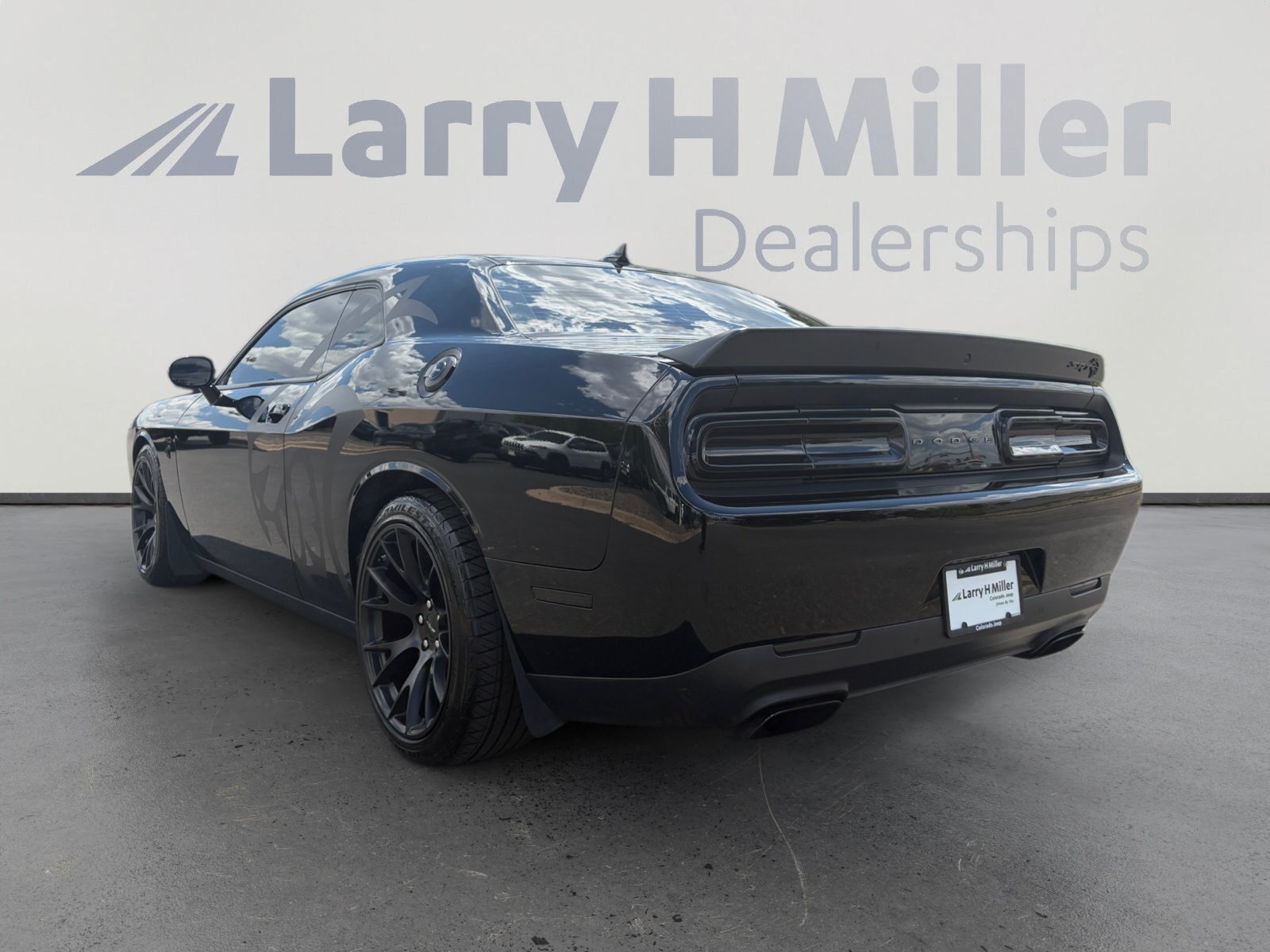 Used 2016 Dodge Challenger SRT Hellcat RWD image 3