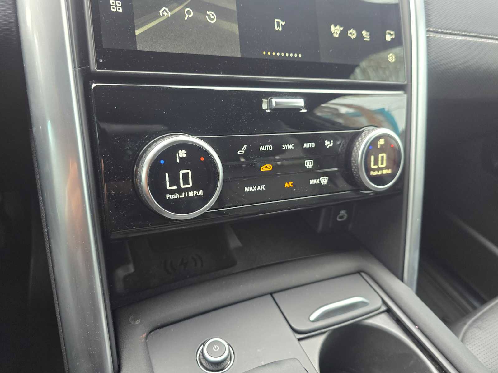 Used 2025 Land Rover Discovery Dynamic SE image 28