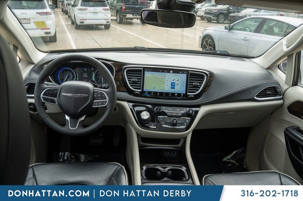 Used 2023 Chrysler Pacifica Limited image 4