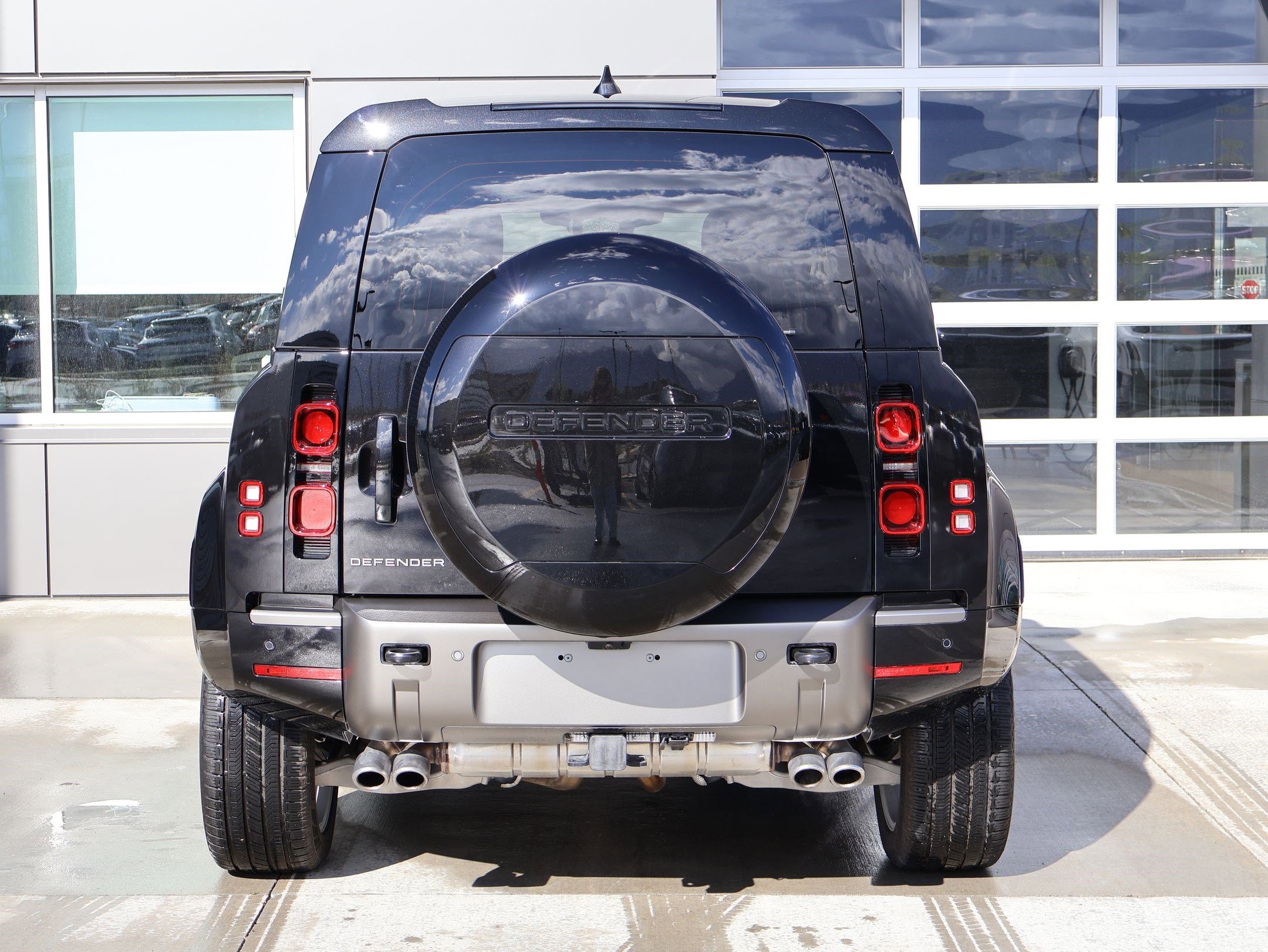 Used 2025 Land Rover Defender 110 X-Dynamic SE image 9