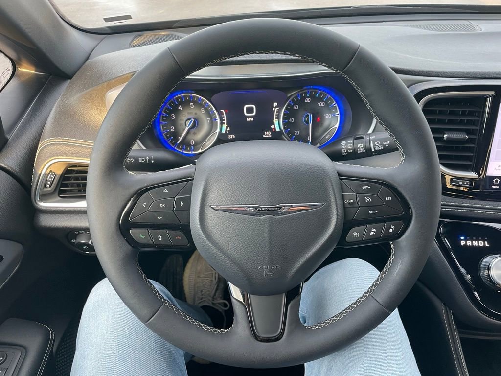 Used 2025 Chrysler Pacifica Limited image 26