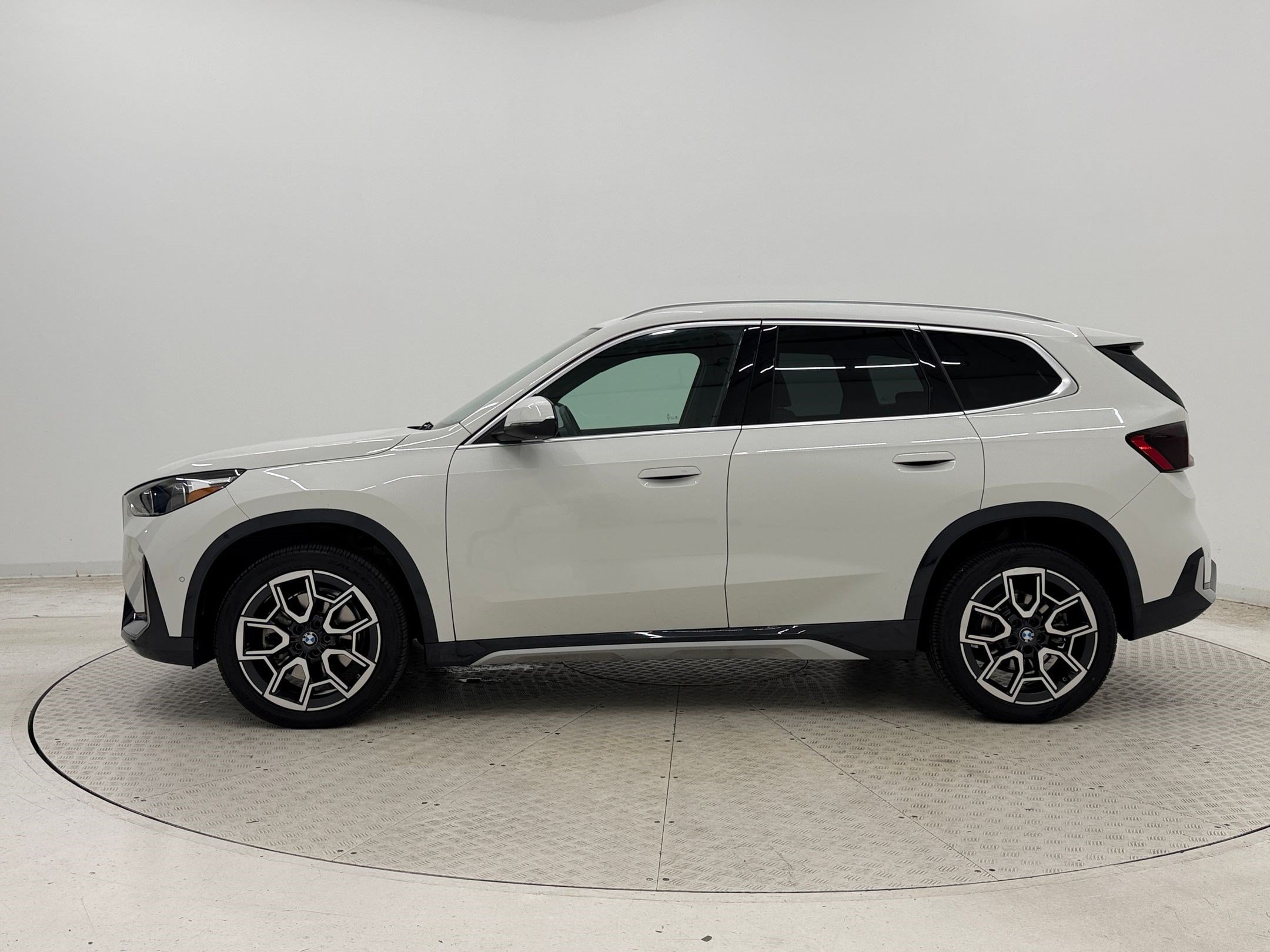 Used 2025 BMW X1 xDrive28i w/ Convenience Package AWD/4WD image 2