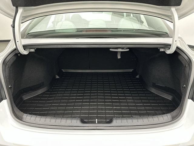 Used 2022 Hyundai Elantra Limited w/ Preferred Accessory Package FWD image 24