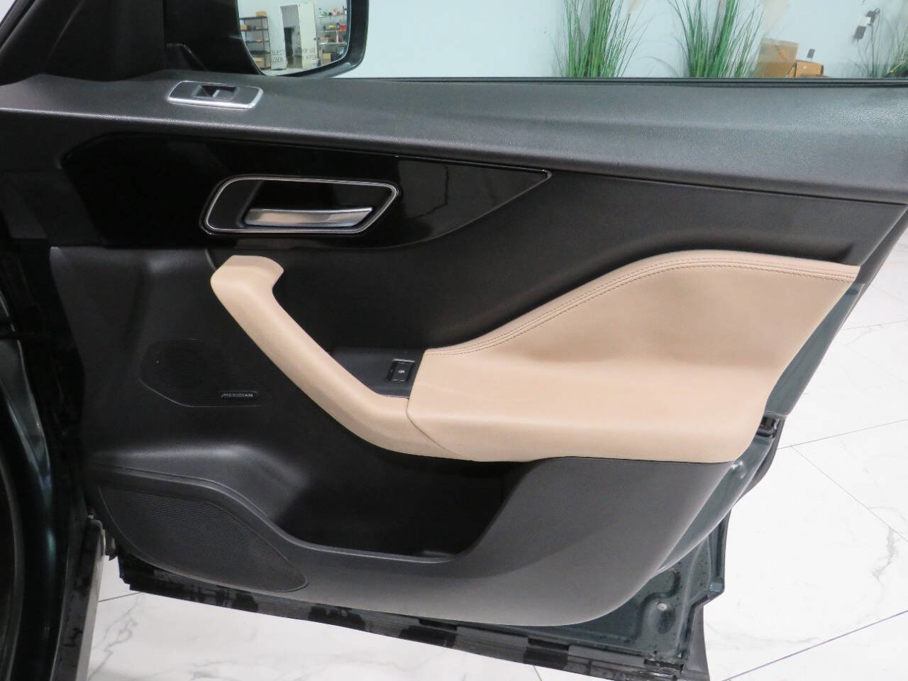 Used 2017 Jaguar F-PACE Premium image 29