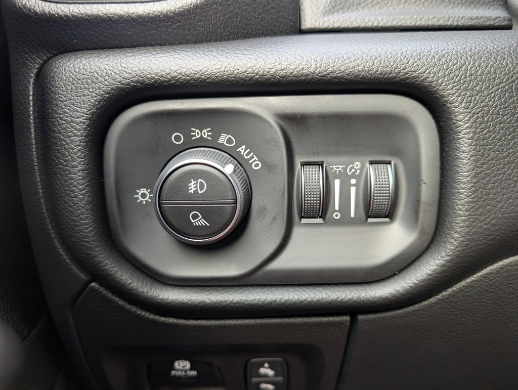 New 2026 RAM 1500 4x4 Crew Cab image 36