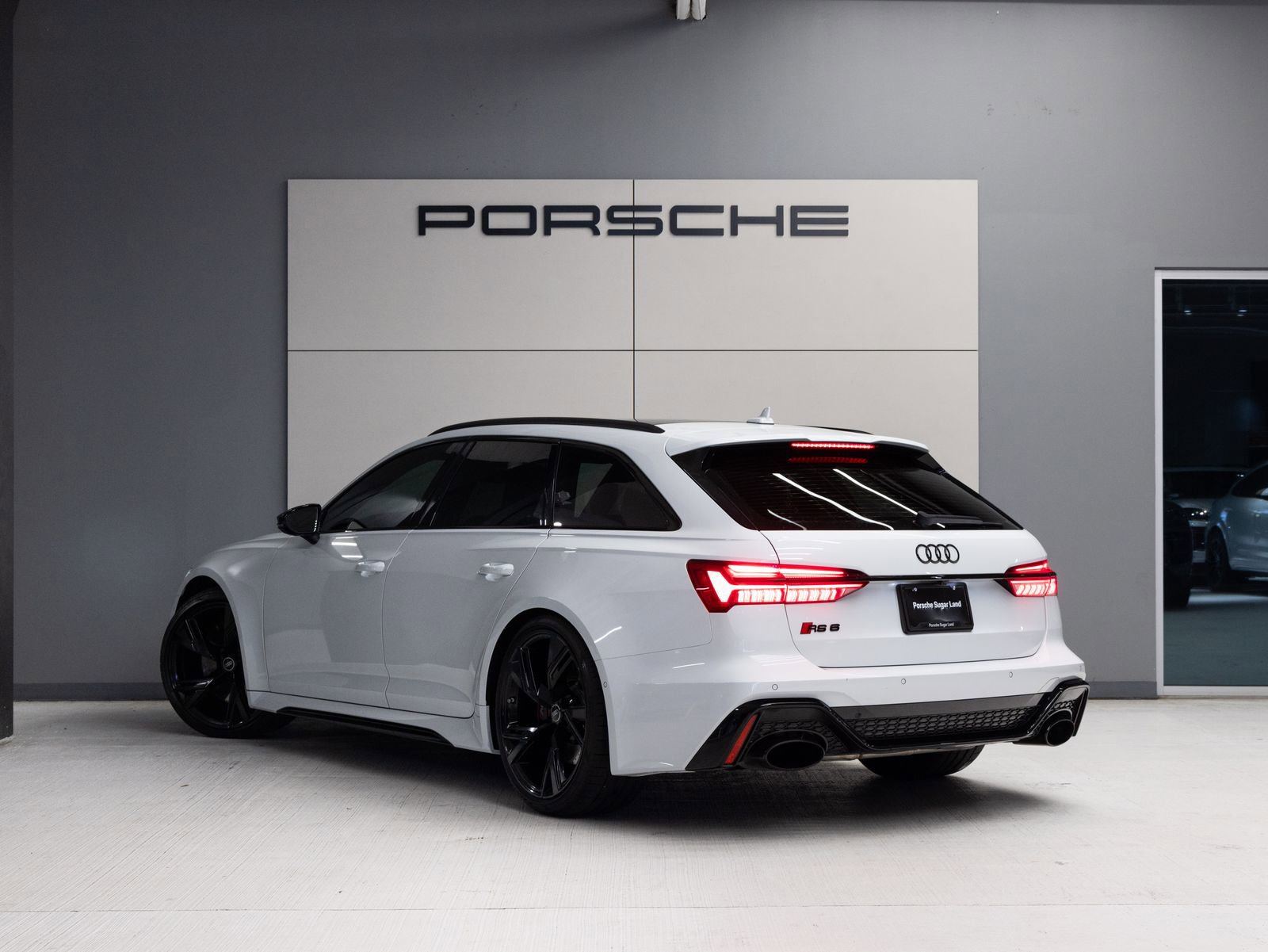 Used 2021 Audi RS 6 w/ Executive Package AWD/4WD image 3