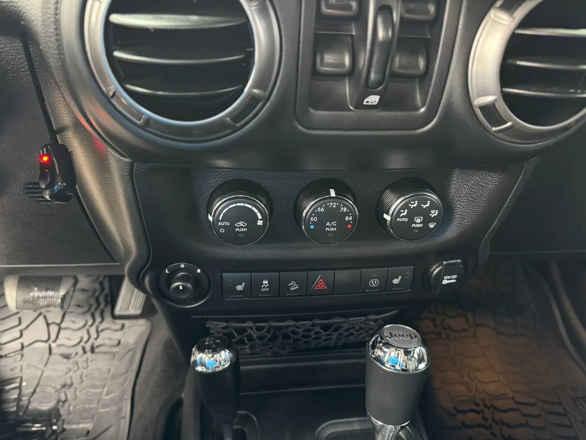Used 2018 Jeep Wrangler Unlimited Sahara AWD/4WD image 31