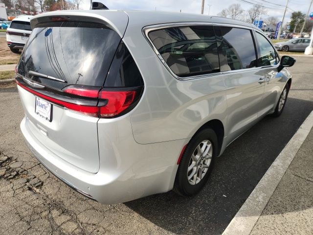 Used 2024 Chrysler Pacifica Touring-L FWD image 6