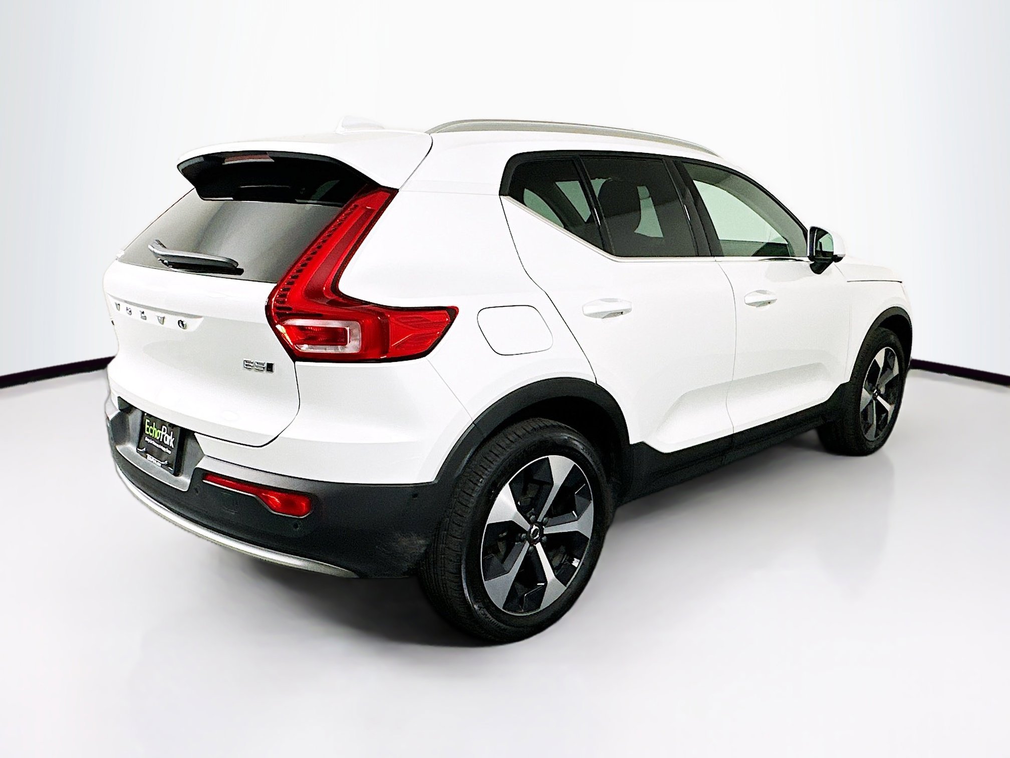 Used 2025 Volvo XC40 B5 Plus image 9