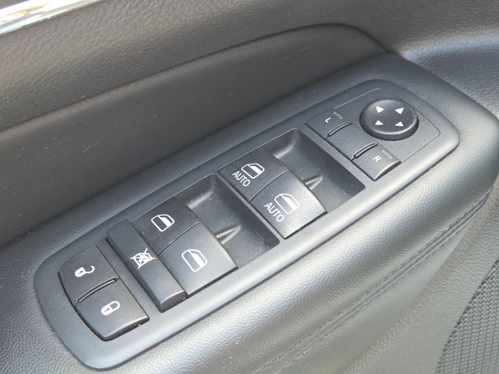 Used 2020 Jeep Grand Cherokee Limited AWD/4WD image 32