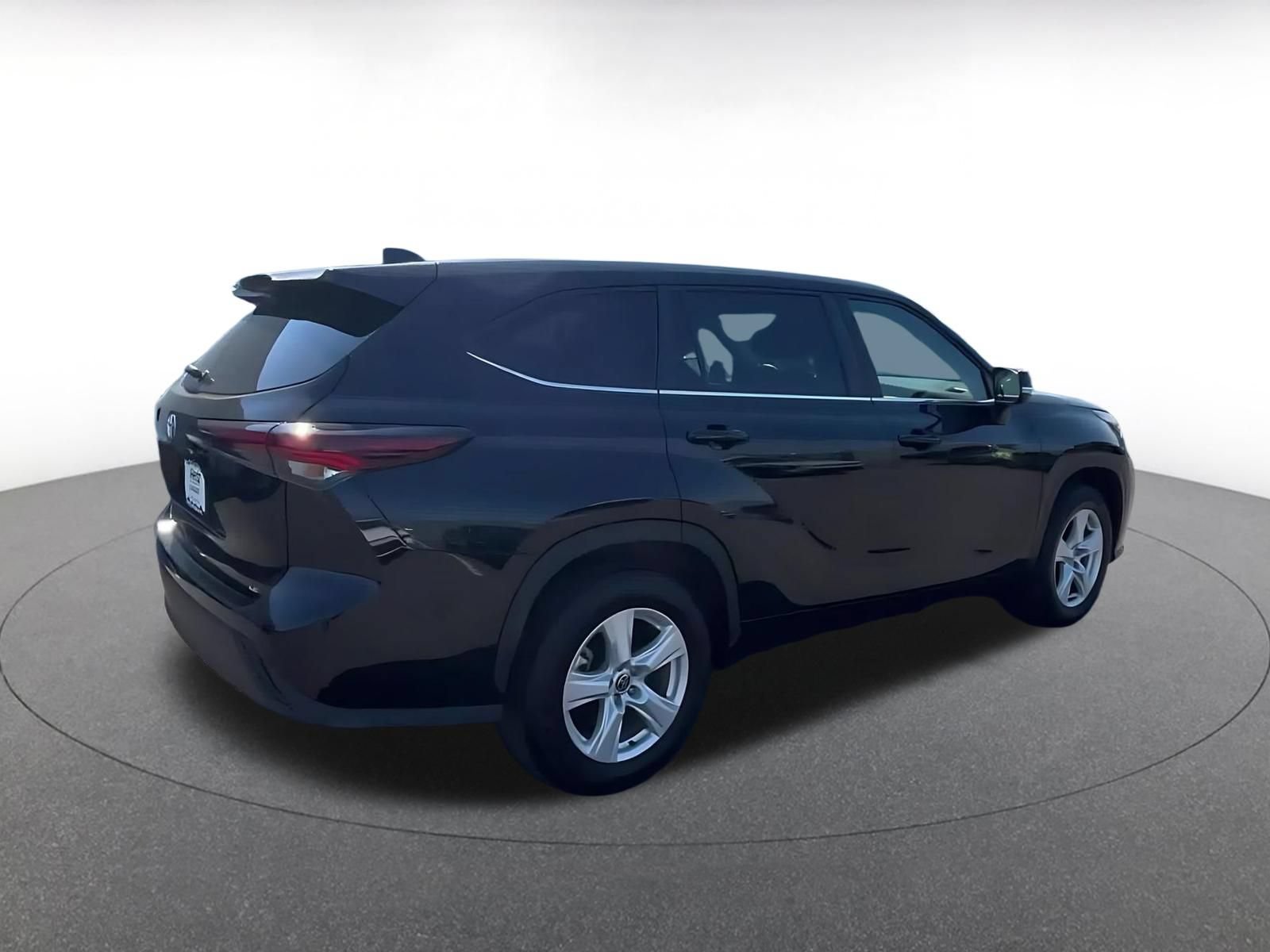 Used 2025 Toyota Highlander LE FWD image 13