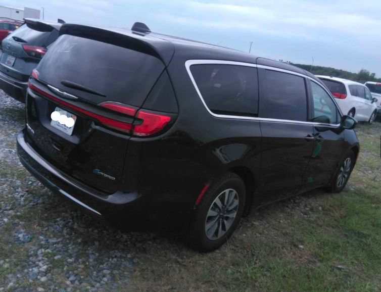 Used 2023 Chrysler Pacifica Touring-L FWD image 2