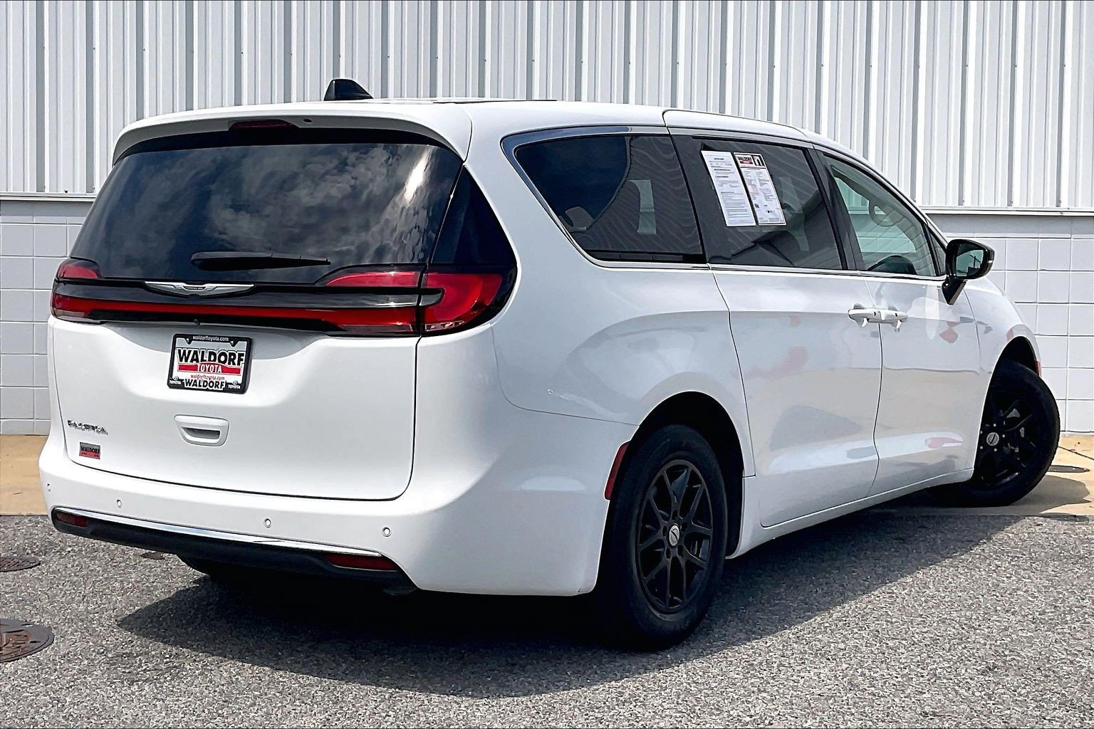 Used 2024 Chrysler Pacifica Touring-L FWD image 17