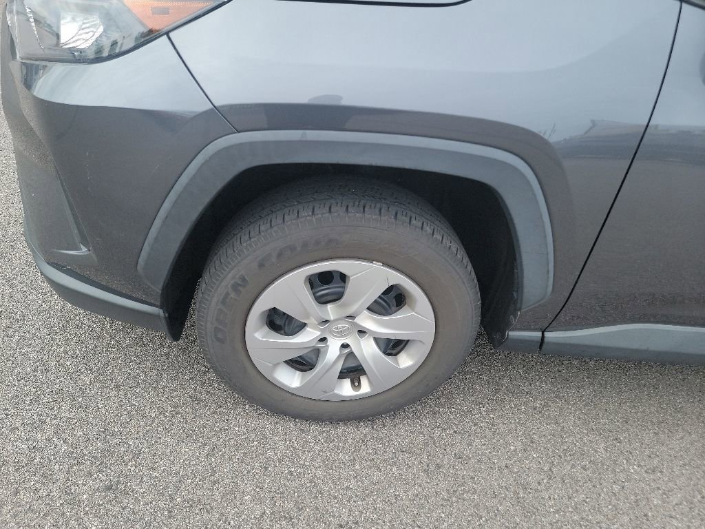 Used 2021 Toyota RAV4 LE FWD image 4