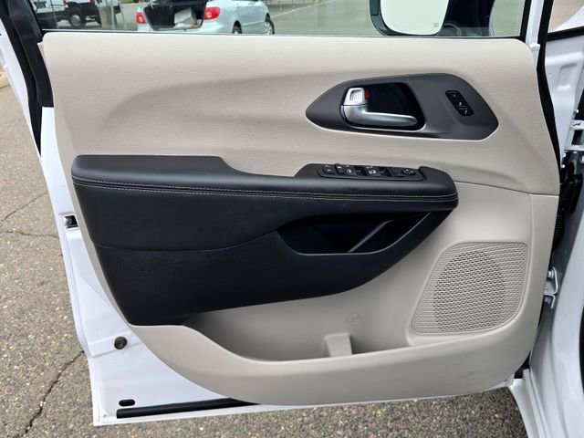 Certified 2024 Chrysler Pacifica Touring-L image 21