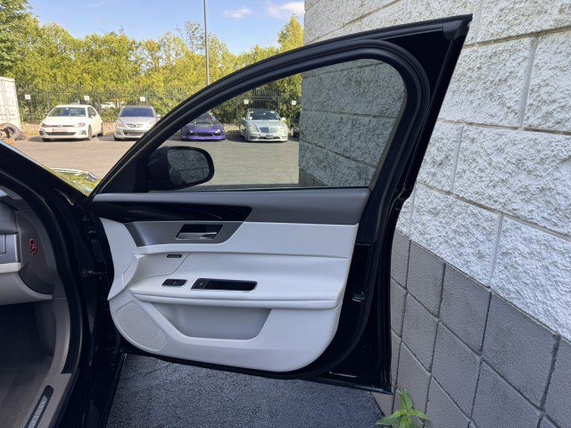 Used 2020 Jaguar XF Premium image 32