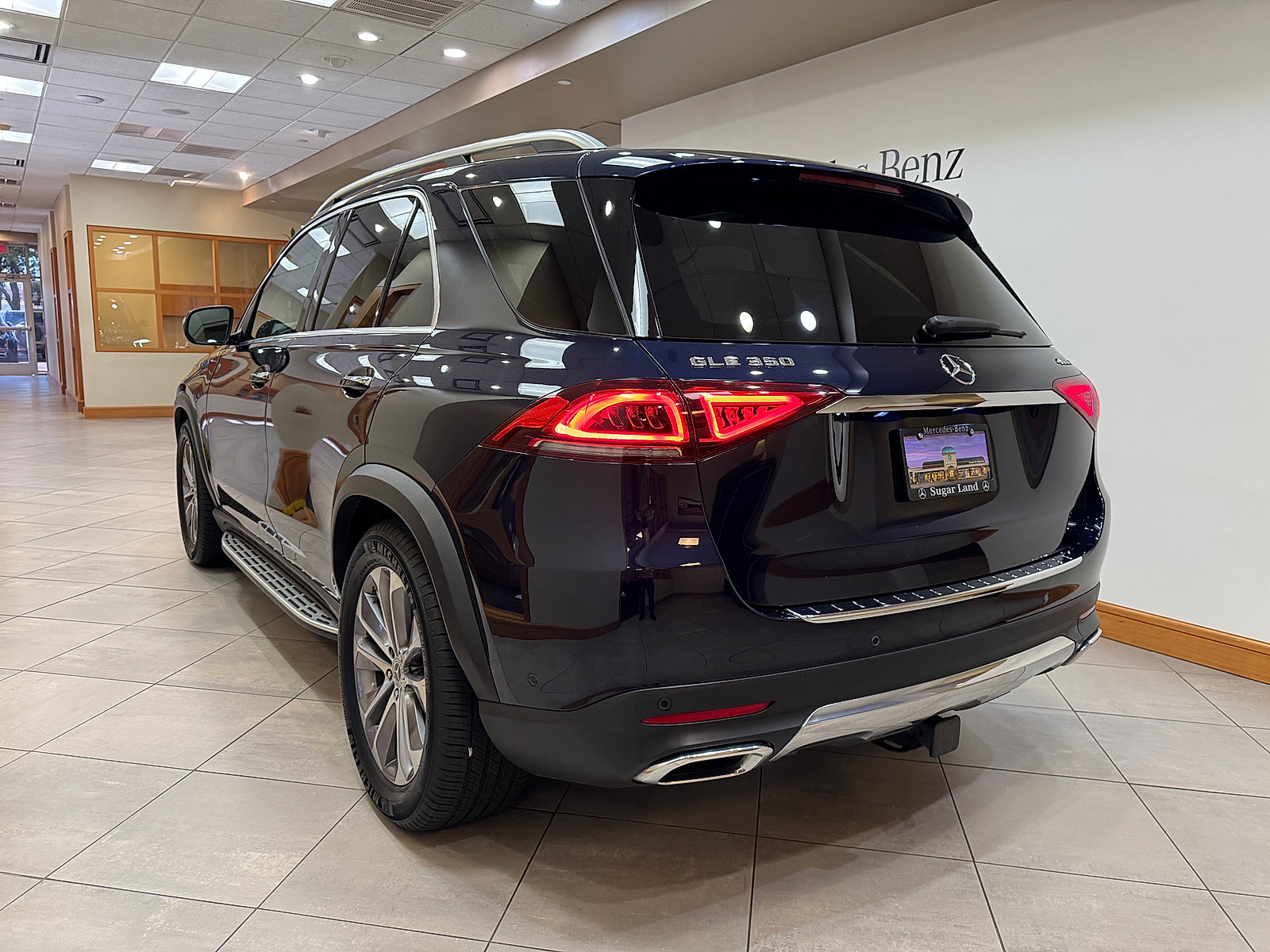 Used 2022 Mercedes-Benz GLE 350 4MATIC w/ Premium Package image 3