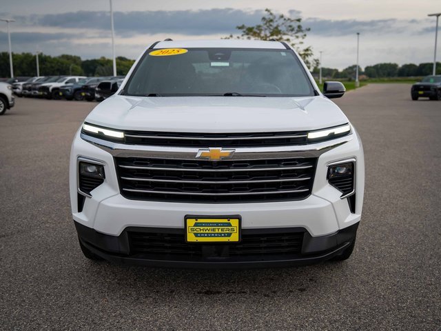 Used 2025 Chevrolet Traverse LT image 2