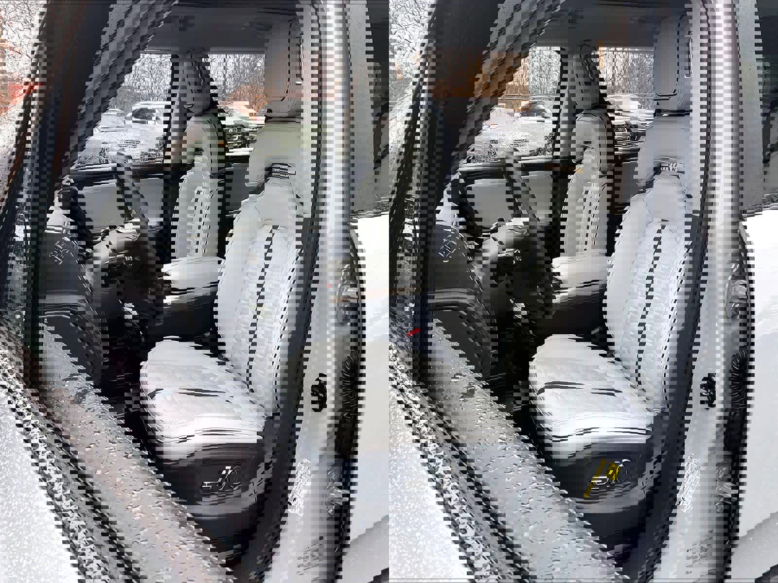 Used 2023 Rivian R1S Adventure image 10