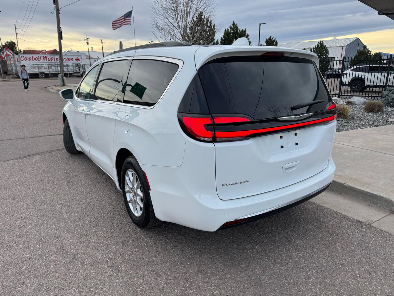 Used 2022 Chrysler Pacifica Touring-L image 3