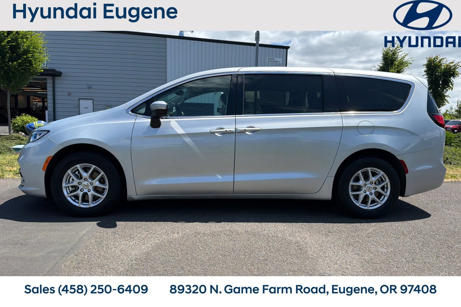 Used 2023 Chrysler Pacifica Touring-L FWD image 7