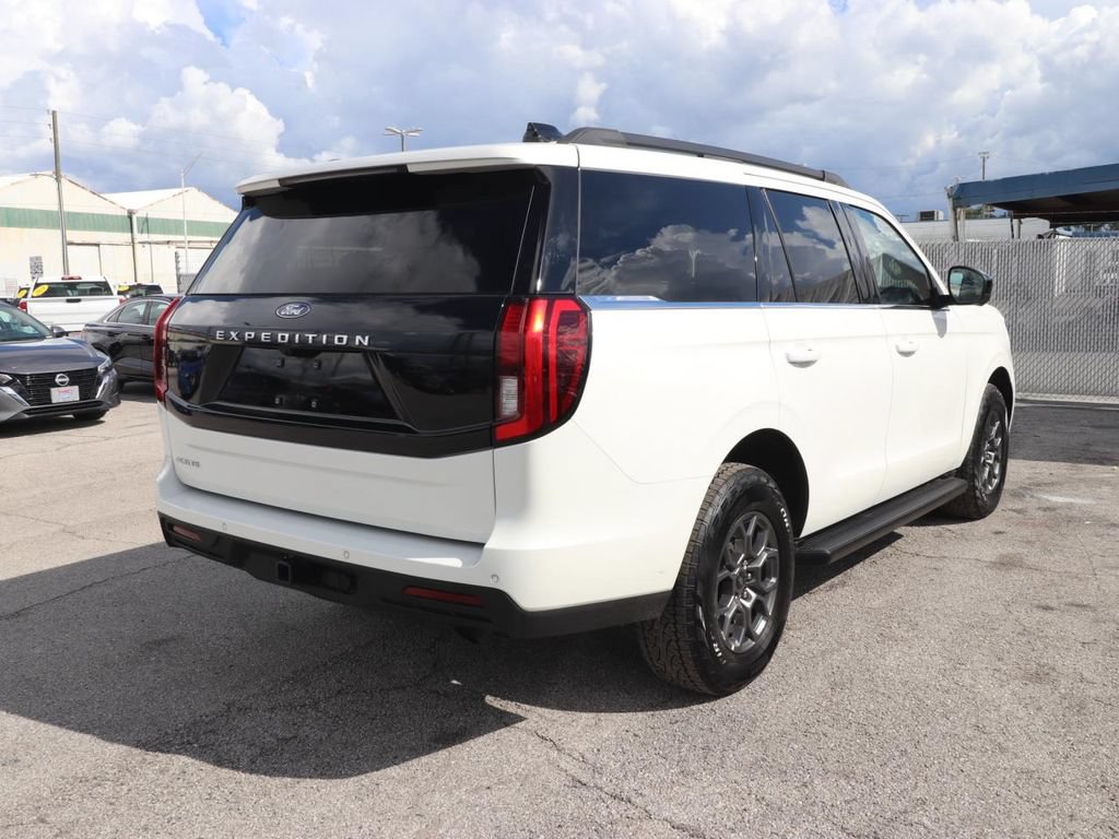 Used 2025 Ford Expedition Active RWD image 8