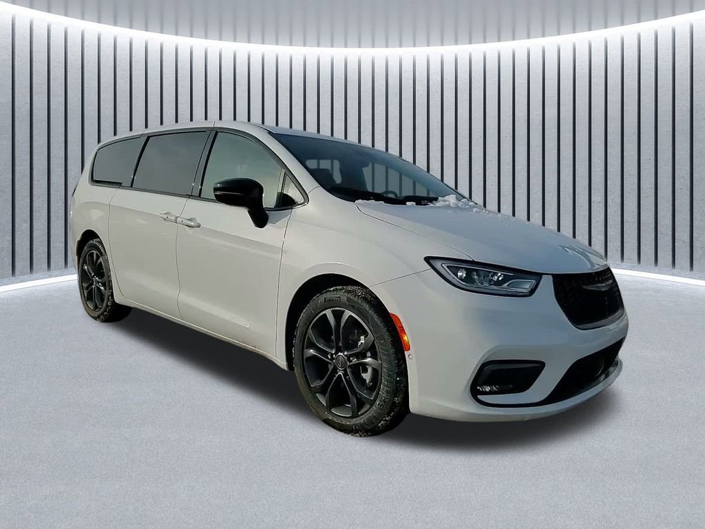 New 2026 Chrysler Pacifica Select