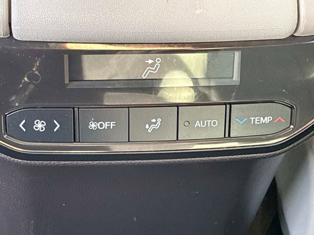 Used 2024 Toyota Highlander XLE image 18