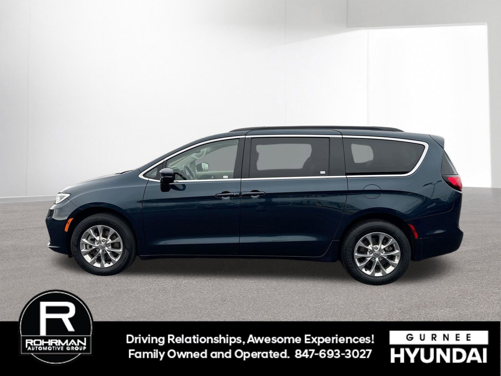 Used 2022 Chrysler Pacifica Touring-L image 5