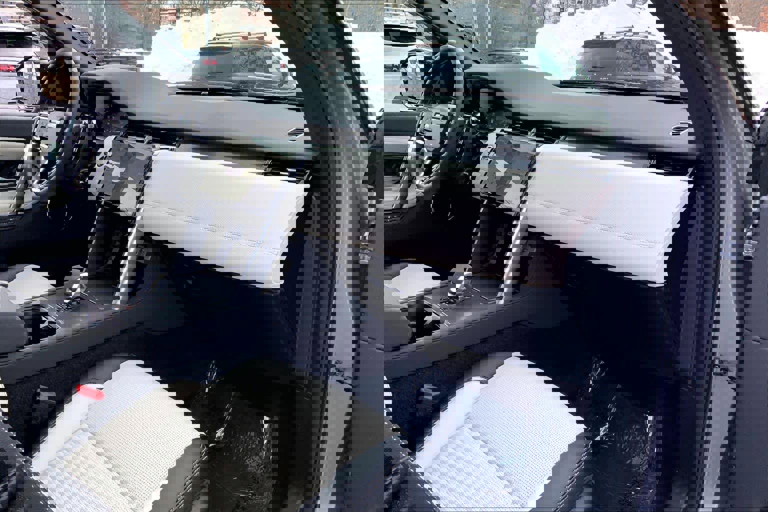 Certified 2025 Land Rover Discovery Sport Dynamic SE image 17