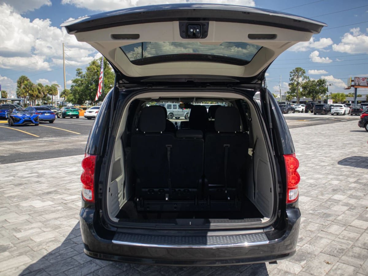 Used 2019 Dodge Grand Caravan SE w/ UConnect Hands-Free Group FWD image 7