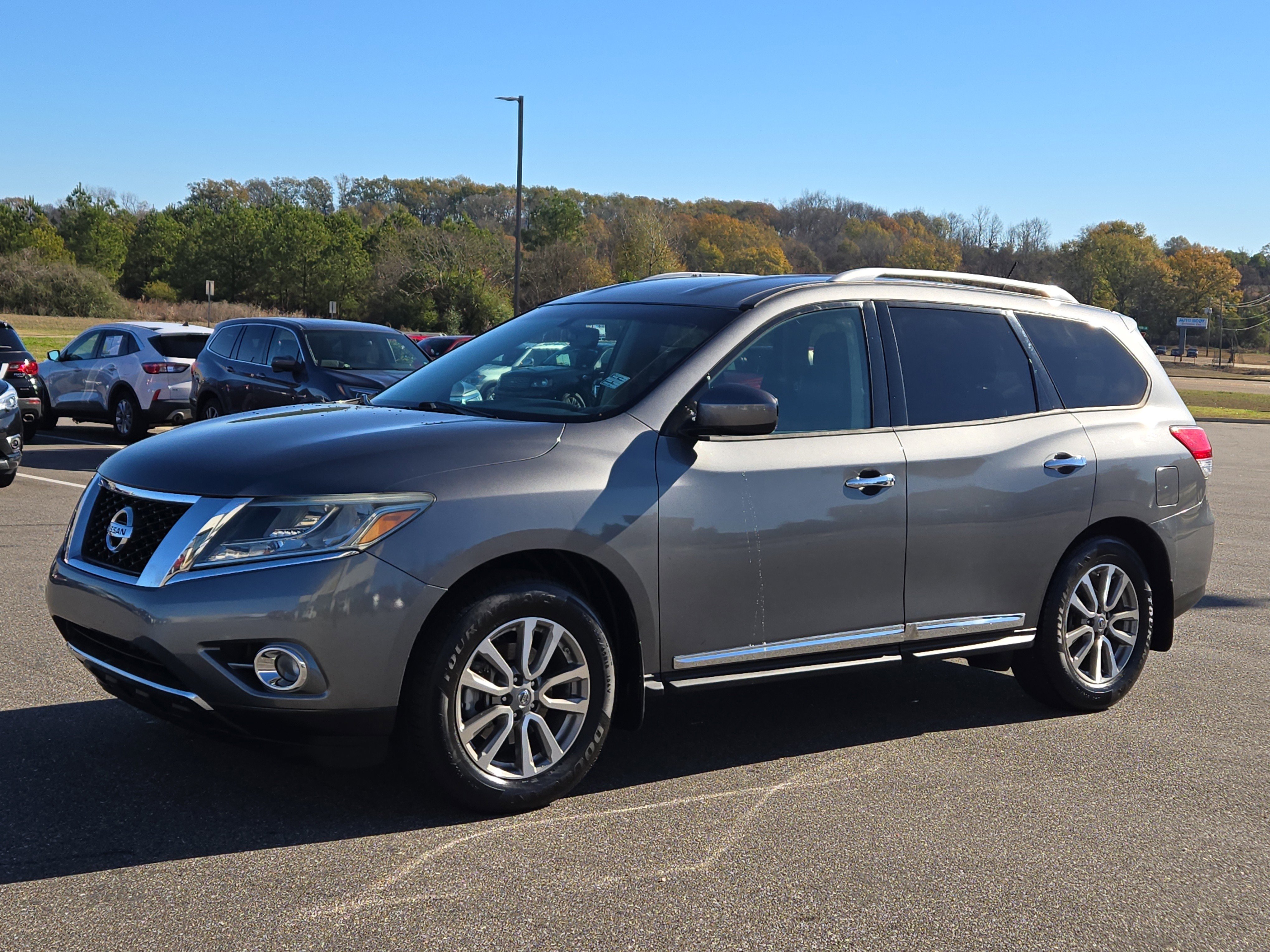 Used 2015 Nissan Pathfinder SL image 1