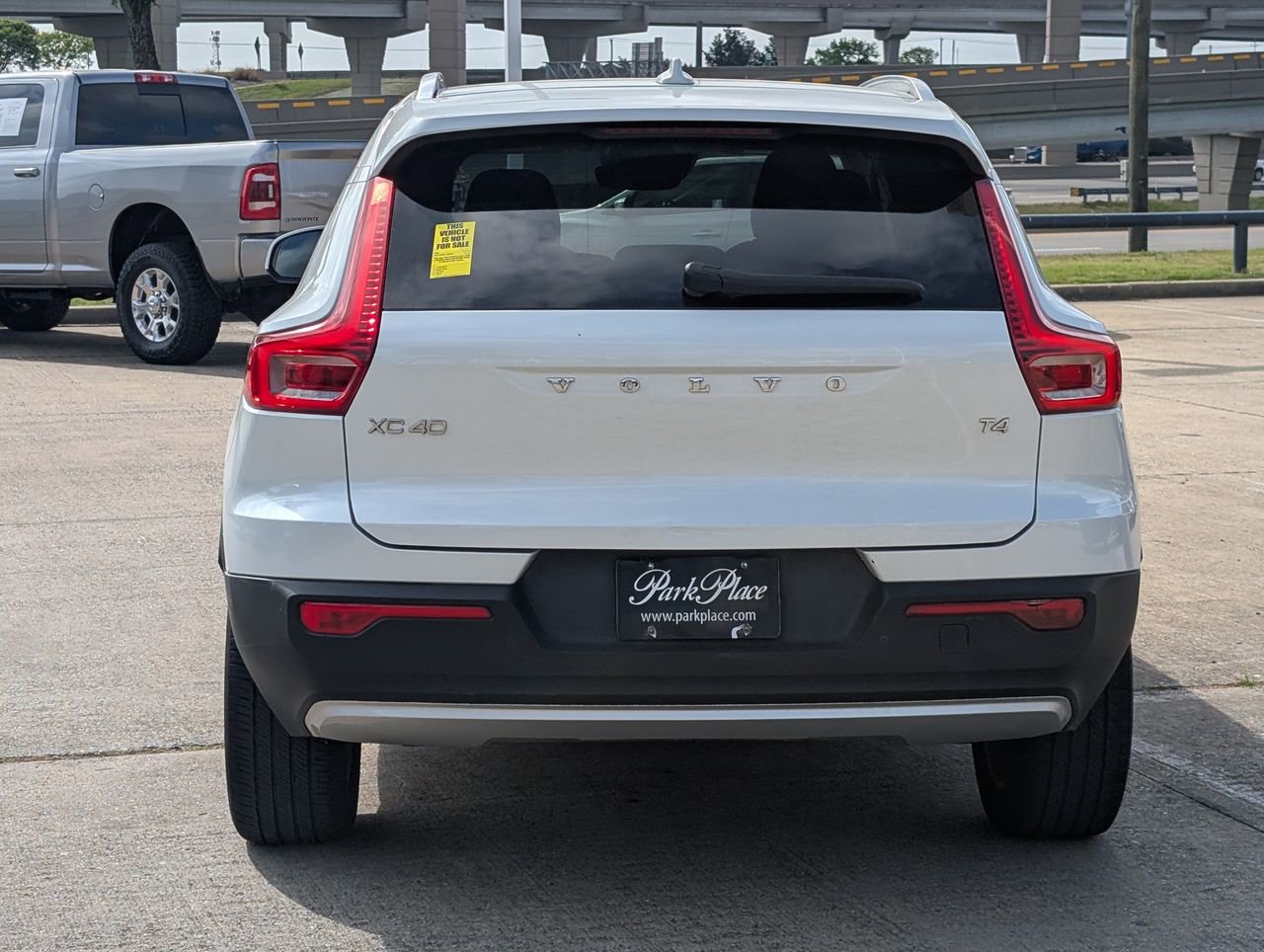 Used 2022 Volvo XC40 T4 Momentum image 5