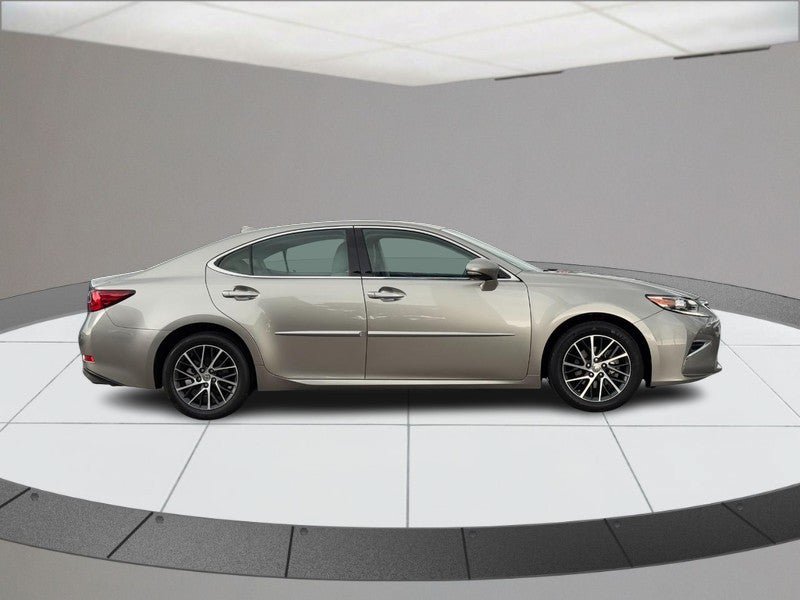 Used 2017 Lexus ES 350 w/ Luxury Package FWD image 2