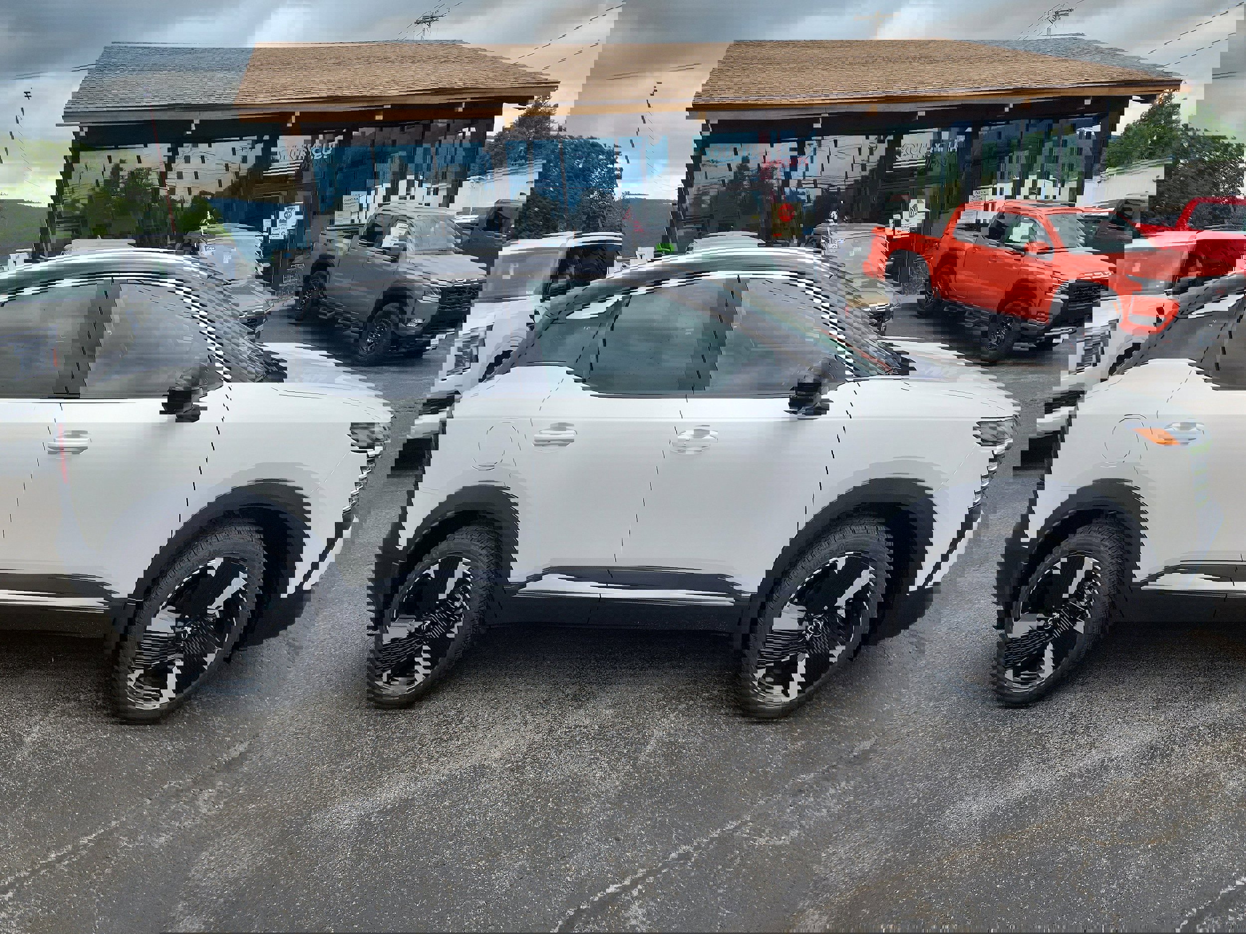 New 2025 Nissan Kicks SR image 9